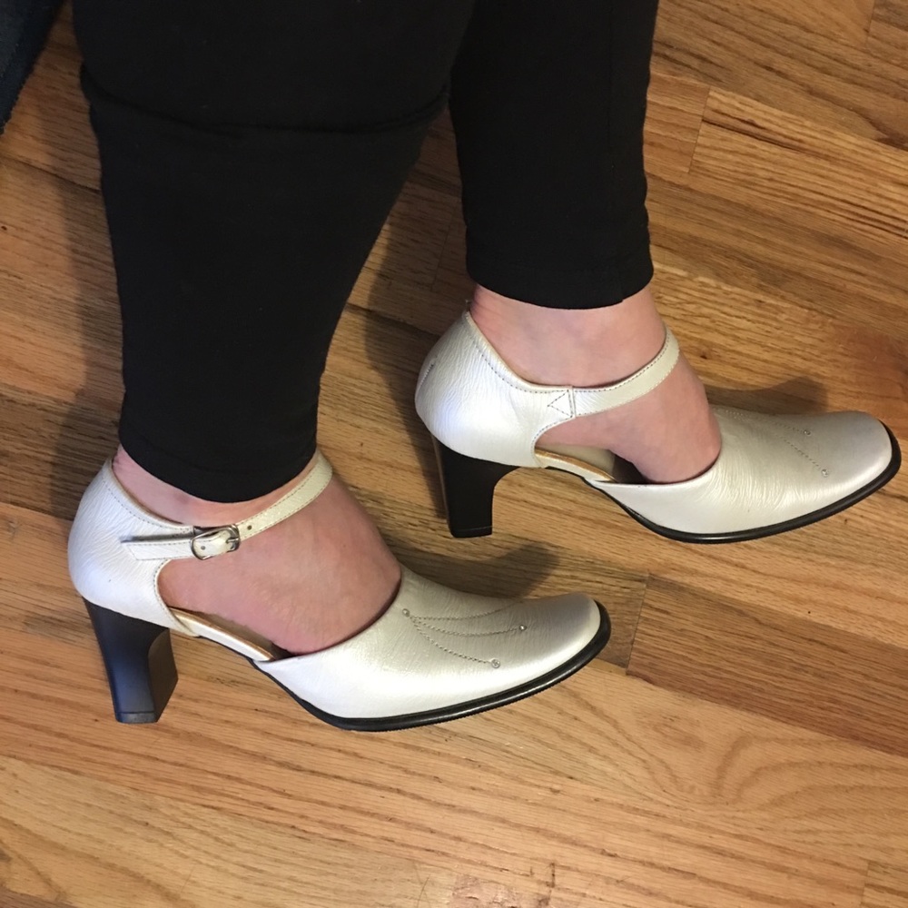 Pearl Mary Janes with Unique Pizzaz!